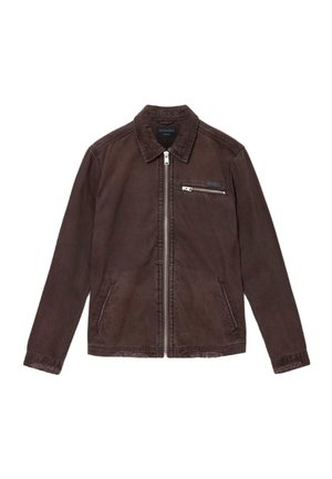 Bruine katoenen jas met een ritssluiting, gespitse kraag en twee zijzakken. Bevat een borstzak met een rits en een subtiele merkaccent.