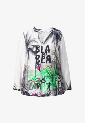 Camisa de manga larga en blanco y negro, con un estampado tropical que incluye palmeras y texto en estilo grafiti en colores vivos, incluyendo acentos en verde.