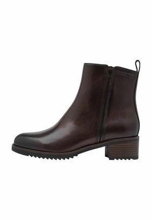 Bota de cuero marrón oscuro con tacón bajo apilado, pestaña lateral para tirar y suela de goma con diseño en zigzag.