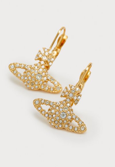 Náušnice ve zlatém odstínu s designem planety zdobené malými, průhlednými krystaly. Mají texturovaný povrch a zavírání na klapku.