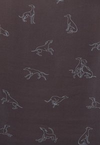 Černá látka s světle modrými liniovými kresbami chrtů v různých pózách, s hladkou texturou a opakujícím se vzorem po celé ploše.