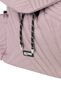 Zaino rosa trapuntato con corde nere, accessori in metallo argentato e etichetta con logo. Presenta un motivo di cuciture diagonali per texture.