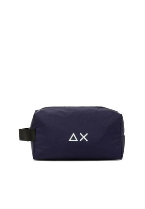 Borsa da toilette rettangolare blu navy con cerniera, manico laterale nero e simboli bianchi delta e X centrati sul davanti.