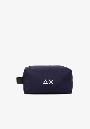 Borsa da toilette rettangolare blu navy con cerniera, manico laterale nero e simboli bianchi delta e X centrati sul davanti.