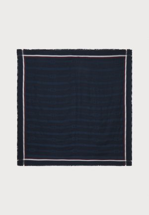 Kék sál finom vízszintes mintákkal, frufrus széllel és piros-fehér csíkos szegéllyel. Puha, texturált anyag.