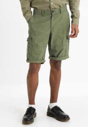 Oliwkowo-zielone szorty cargo wykonane z lekkiego materiału, z podwiniętymi mankietami, bocznymi kieszeniami i zapięciem na guziki z przodu.