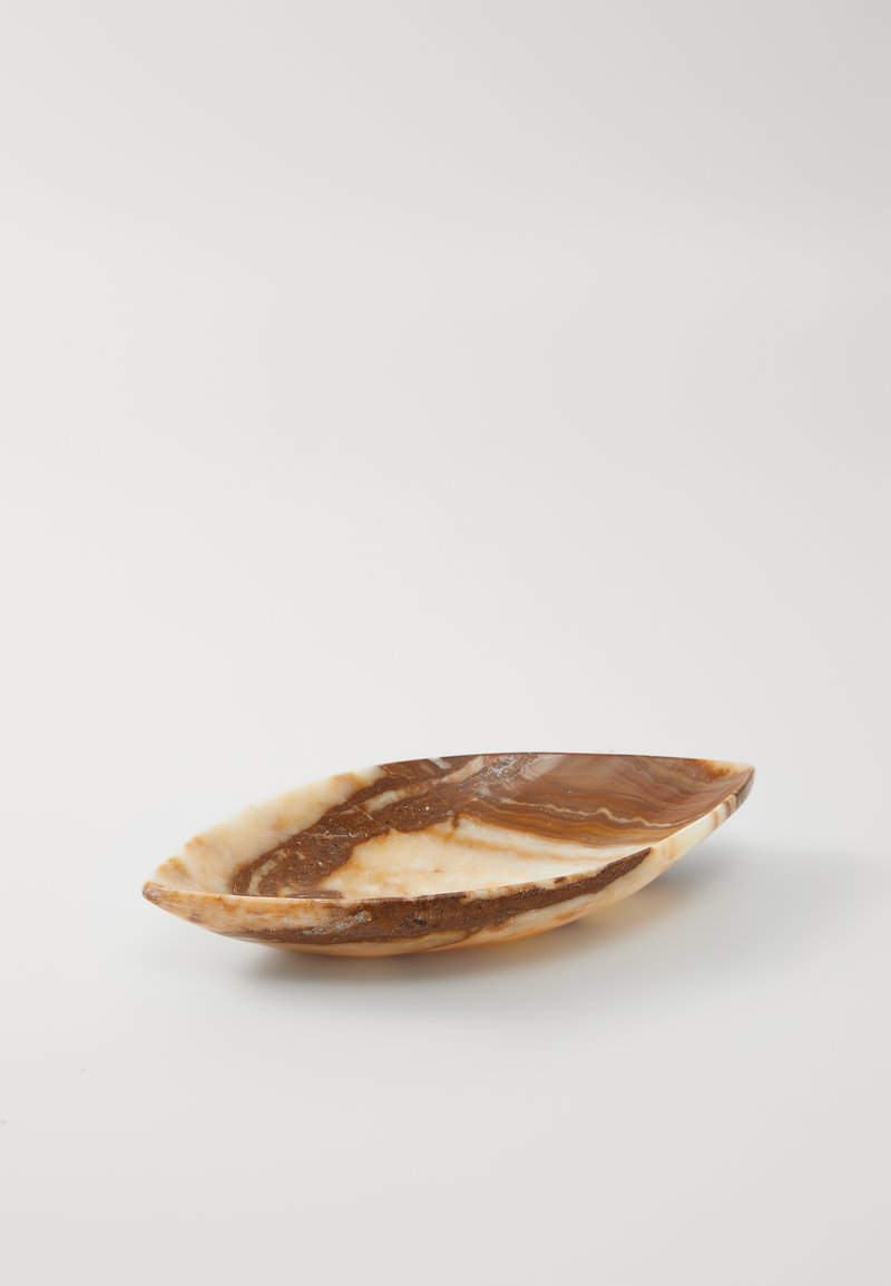 Brun og hvit marmorerte avlange ovale skåler med en glatt, blank overflate på en hvit bakgrunn.