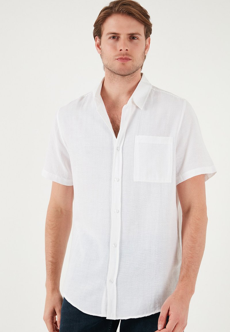 Witte korte mouwen knoopshirt van gestructureerde stof, met een patchzak, een kraag en een rechte zoom.