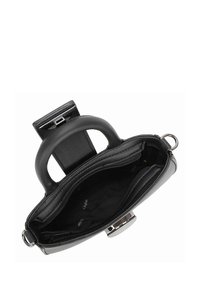 Musta nahkakäsilaukku, jossa on pyöreä kahva, avoin yläosa, joka paljastaa sisäosan vetoketjullisen taskun ja metallisoljen.