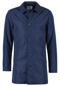 Námorně modrý nepromokavý kabát s předním zapínáním na knoflíky, špičatým límcem, dvěma bočními kapsami a dlouhými rukávy vyrobený z hladké, lehké tkaniny.