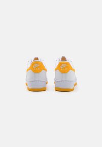 Nike Sportswear AIR FORCE 1 '07 - Tenisky - white/university gold