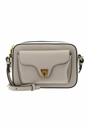 Petit sac bandoulière rectangulaire en cuir gris clair avec poche avant, fermoir doré, sangle réglable et bordure noire autour des bords.