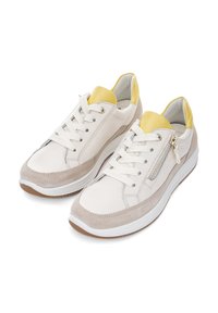 Weiße Leder- und beige Wildleder-Sneaker mit einem gelben Akzent an der Ferse, mit Schnürsenkeln und einem Reißverschlussdetail an der Seite. Strukturierte Oberfläche.