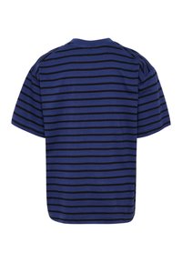 Blåstripet t-shirt med horisontale sorte striber, korte ærmer, rund hals og en afslappet pasform. Stoffet ser glat og let ud.