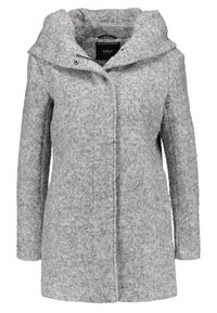 Cappotto grigio di lana con cappuccio oversize, dotato di chiusura frontale con bottoni e maniche lunghe. Tessuto strutturato con un aspetto morbido e simile al feltro.