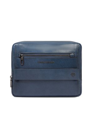 Pochette rectangulaire en cuir bleu avec poche avant zippée, large bandoulière et nom de la marque embossé "Piquadro" sur une texture lisse.
