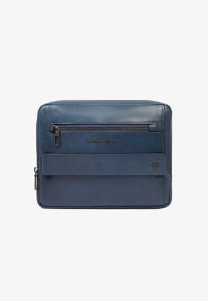 Blauw leren rechthoekig tasje met voorvak met rits, brede riem en geperst merkteken "Piquadro" op gladde textuur.