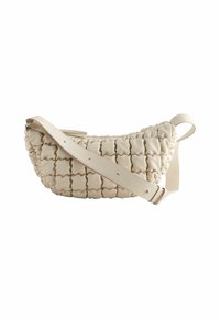 Beige quiltet skuldertaske lavet af syntetisk materiale, der har en buet form, flad rem og samlet tekstur med synlige sting.
