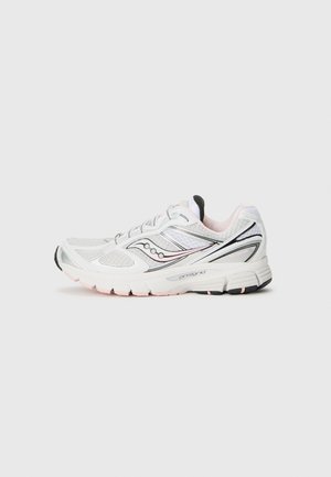 Scarpa da corsa atletica bianca e rosa chiaro con design in rete, lacci e suola spessa e ammortizzata, vista di lato su uno sfondo bianco.