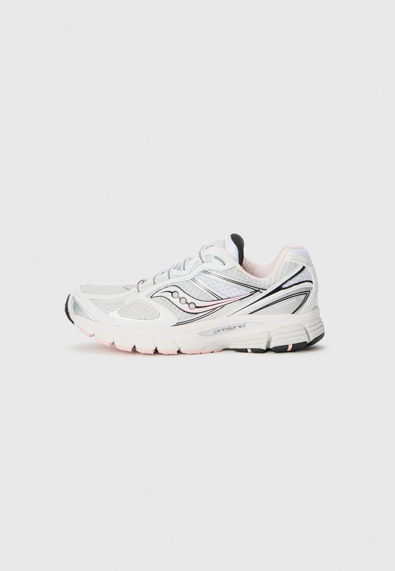 Chaussure de course athlétique blanche et rose clair avec un design en maille, des lacets et une semelle épaisse et rembourrée, vue de côté sur fond blanc.