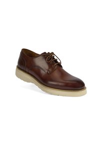 Chaussure en cuir marron à bout arrondi, dotée de lacets, d'un design cousu et d'une semelle en caoutchouc de couleur claire. Texture lisse avec une finition polie.