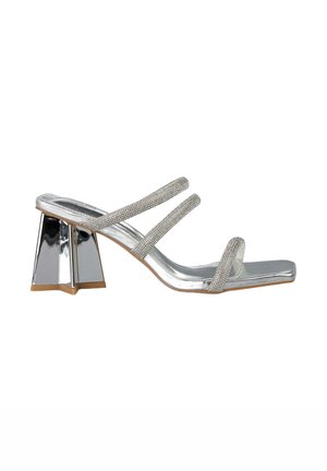 Sandalo con tacco aperto in argento, dotato di tre cinturini con perline, tacco a blocco metallico e finitura in vernice liscia. Presenta un design con punta quadrata.