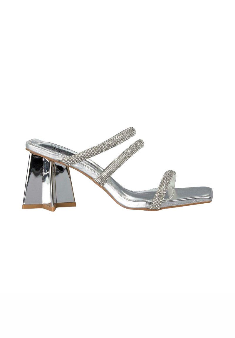 Sandalo con tacco aperto in argento, dotato di tre cinturini con perline, tacco a blocco metallico e finitura in vernice liscia. Presenta un design con punta quadrata.