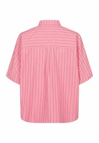 Cămașă cu mâneci scurte dintr-un material roz deschis, cu dungi verticale în nuanțe de navy și alb. Spatele are un yoke cu detalii subtile și o croială lejeră.