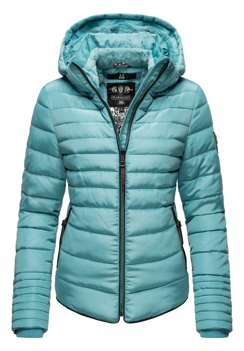 Veste matelassée teal avec capuche amovible, design matelassé, deux zips latéraux et doublure intérieure douce. Présente un logo sur la manche.