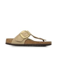 Sandal in pelle beige chiaro con dettaglio della fibbia, suola in sughero e suola flessibile in gomma marrone. Design con punta aperta e fascia tra le dita.