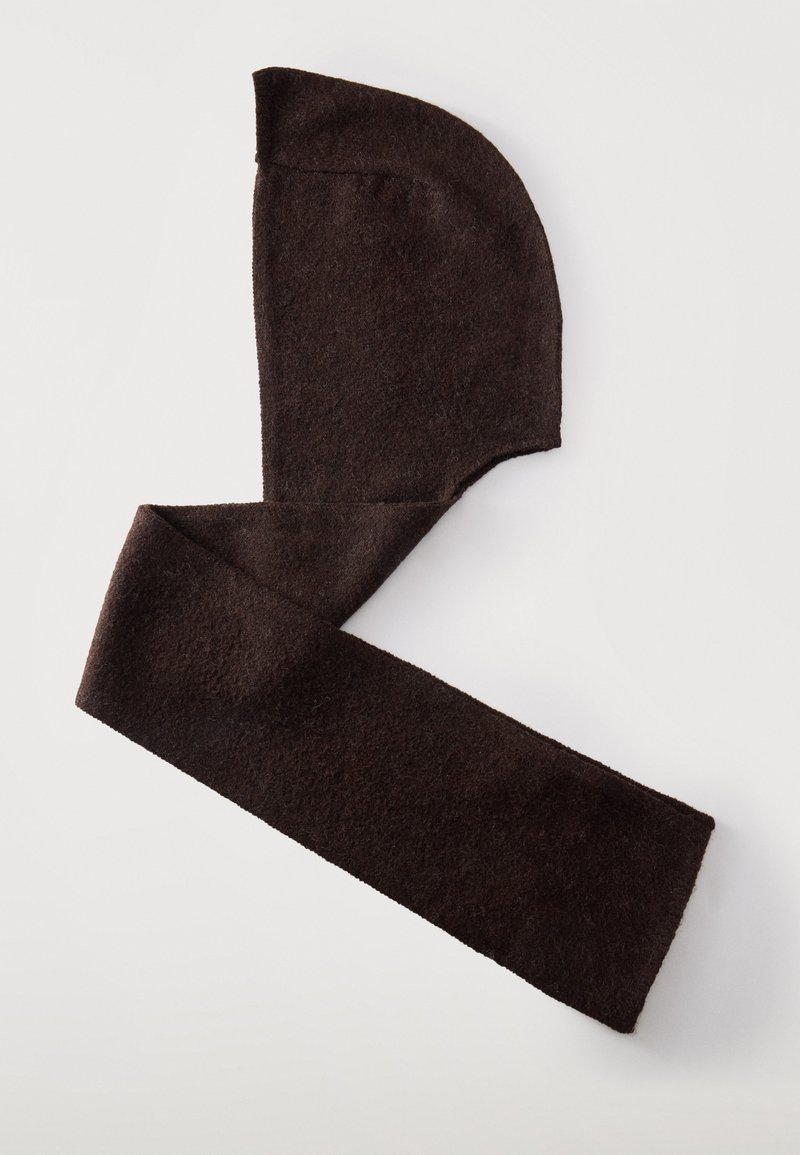 Καφέ fleece μπαλακλάβα με εκτεταμένη κάλυψη λαιμού σχεδιασμένη για ζέστη σε κρύο καιρό.