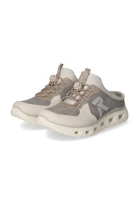 Beige- und graue Sneaker-Clogs aus strukturiertem Material, mit einem Obermaterial aus Mesh, elastischen Schnürsenkeln und einer dicken, gepolsterten Sohle.