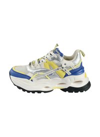 Sportcipő hálós felsőrésszel és fényes ezüst kiegészítőkkel, kék, sárga és fehér színekben; vastag fehér talp fekete gumitalppal.