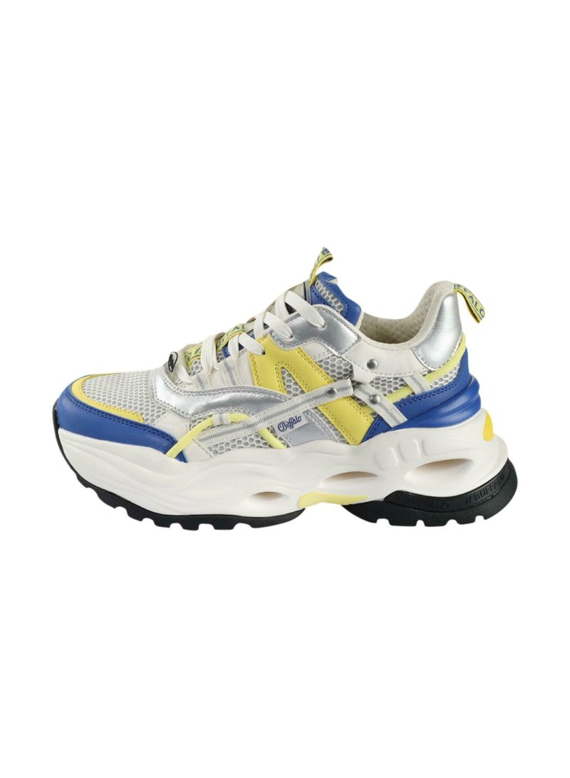 Sportcipő hálós felsőrésszel és fényes ezüst kiegészítőkkel, kék, sárga és fehér színekben; vastag fehér talp fekete gumitalppal.