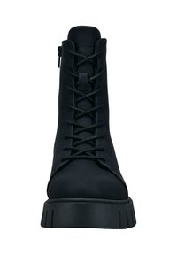 Schwarzer Knöchelstiefel mit glattem Lederfinish, vorderer Schnürung, seitlichem Reißverschluss und einer klobigen Sohle mit vertikalen Einkerbungen.