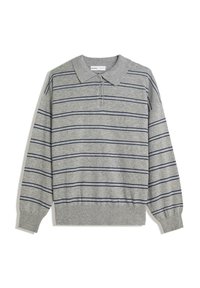 Grijze lange mouwen polo trui met een kraag, voorzien van marineblauwe horizontale strepen en een knoopsluiting bij de kraag. Zachte textuur.