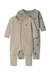 Deux grenouillères pour bébé à manches longues, l'une beige avec un petit renard sur la poitrine, l'autre verte avec un imprimé renard partout.