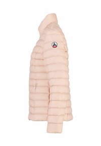 Polstret pink jakke med høj krave, vandret quiltning og et rundt logo-patch på venstre ærme. Glat, letvægtsstof.