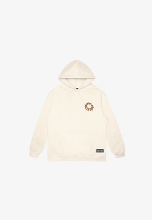 Sudadera de algodón crema con bolsillo frontal, capucha con cordón y detalle de logo bordado en naranja. Textura suave con puños acanalados.