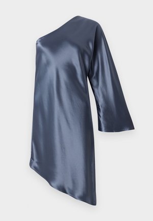 Vestido de satén asimétrico en azul marino oscuro, con una manga larga y una textura suave y brillante, con un dobladillo diagonal.