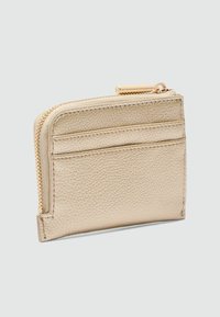 Portafoglio in pelle dorata con texture e chiusura con zip. Presenta quattro slot per carte e un piccolo scomparto con zip per le monete.