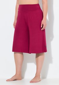 Magenta wijde, cropped broek met een zachte elastische tailleband, met een gladde textuur en een klein logo etiket aan de zijkant.