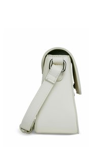 Borsa bianca in similpelle con un design strutturato, dotata di una tracolla removibile e dettagli in metallo argentato. La vista laterale mette in evidenza la sua forma angolare.