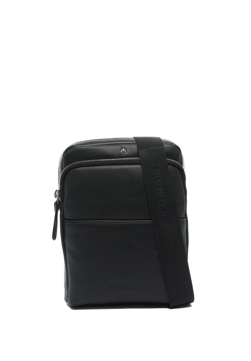 Borsa a spalla in pelle nera con chiusura a zip, accentuata da una tracolla removibile. Presenta una texture liscia e un design minimalista.