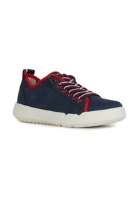 Zapatillas de lona navy con acentos rojos, presentan cordones redondos, una superficie texturizada y una suela de goma blanca. Logo sutil en el lateral.