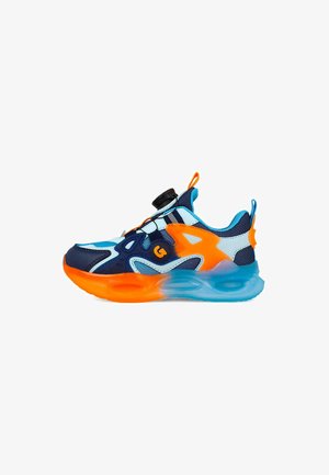 Zapatillas deportivas con una combinación de colores en navy, azul claro y naranja. Parte superior de malla transpirable, forma única y suela azul transparente.