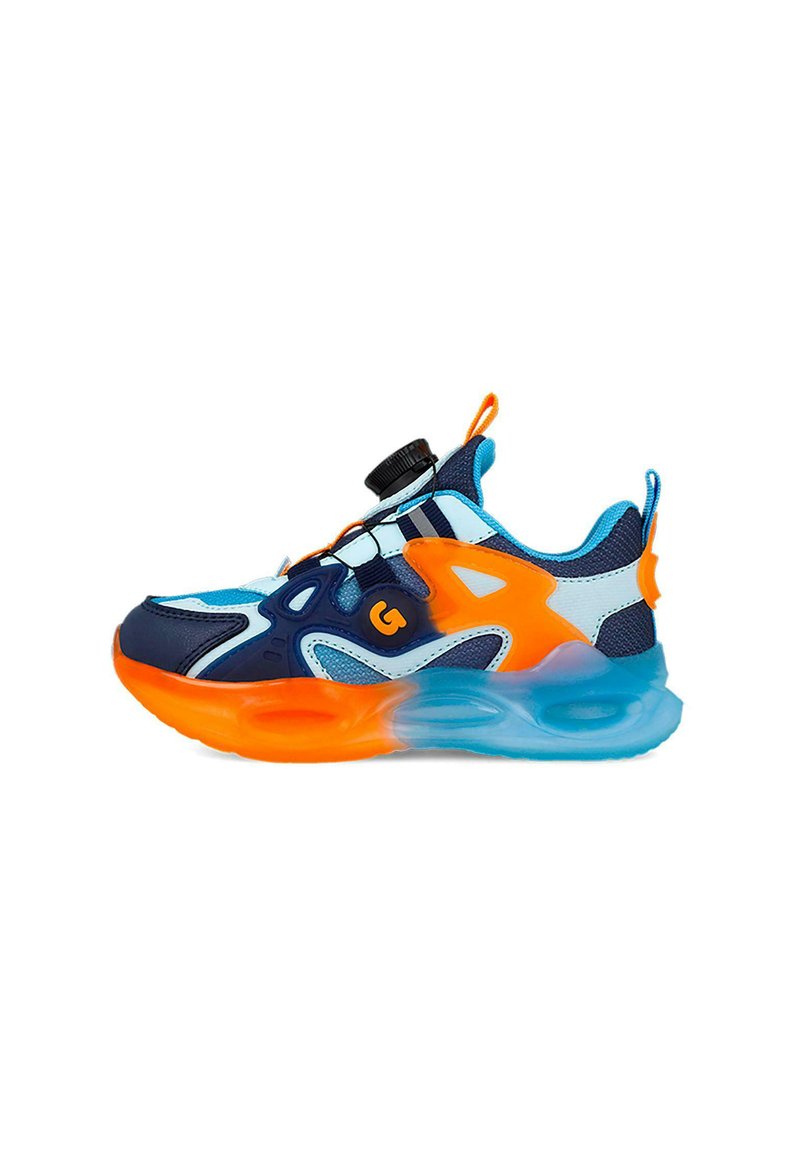 Zapatillas deportivas con una combinación de colores en navy, azul claro y naranja. Parte superior de malla transpirable, forma única y suela azul transparente.