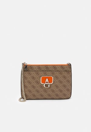 Braune Designer-Clutch mit Muster, silberner Kettenriemen, Reißverschluss mit orangefarbenem Rand und silberner "G"-Logo-Verschluss an der Fronttasche.