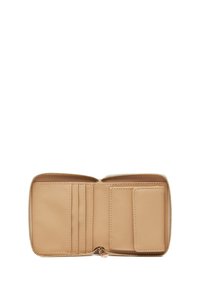 Portafoglio in pelle beige con chiusura a zip, slot per carte multiple e una texture liscia con dettagli cuciti.