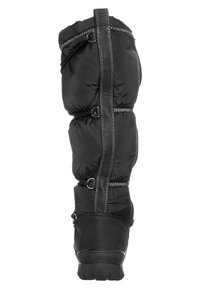 Stivale invernale nero con tomaia in nylon imbottito, suola in gomma testurizzata e cinturini regolabili sui lati per una vestibilità sicura.